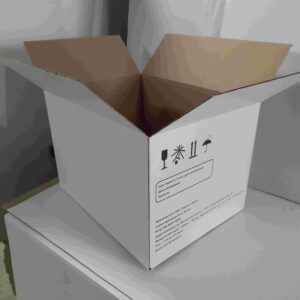 Белые картонные коробки